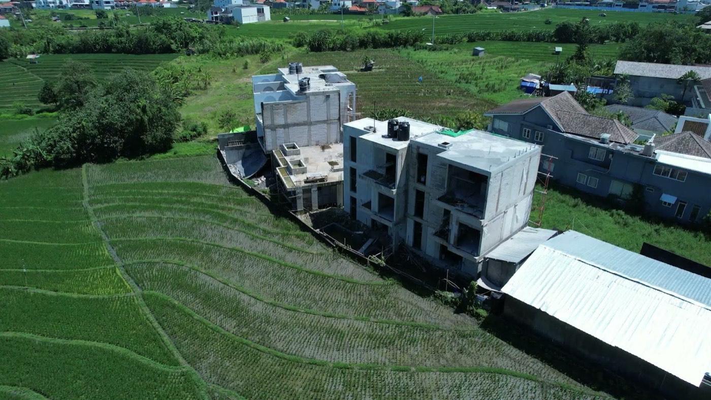 Ema Villas under construction by Lexio